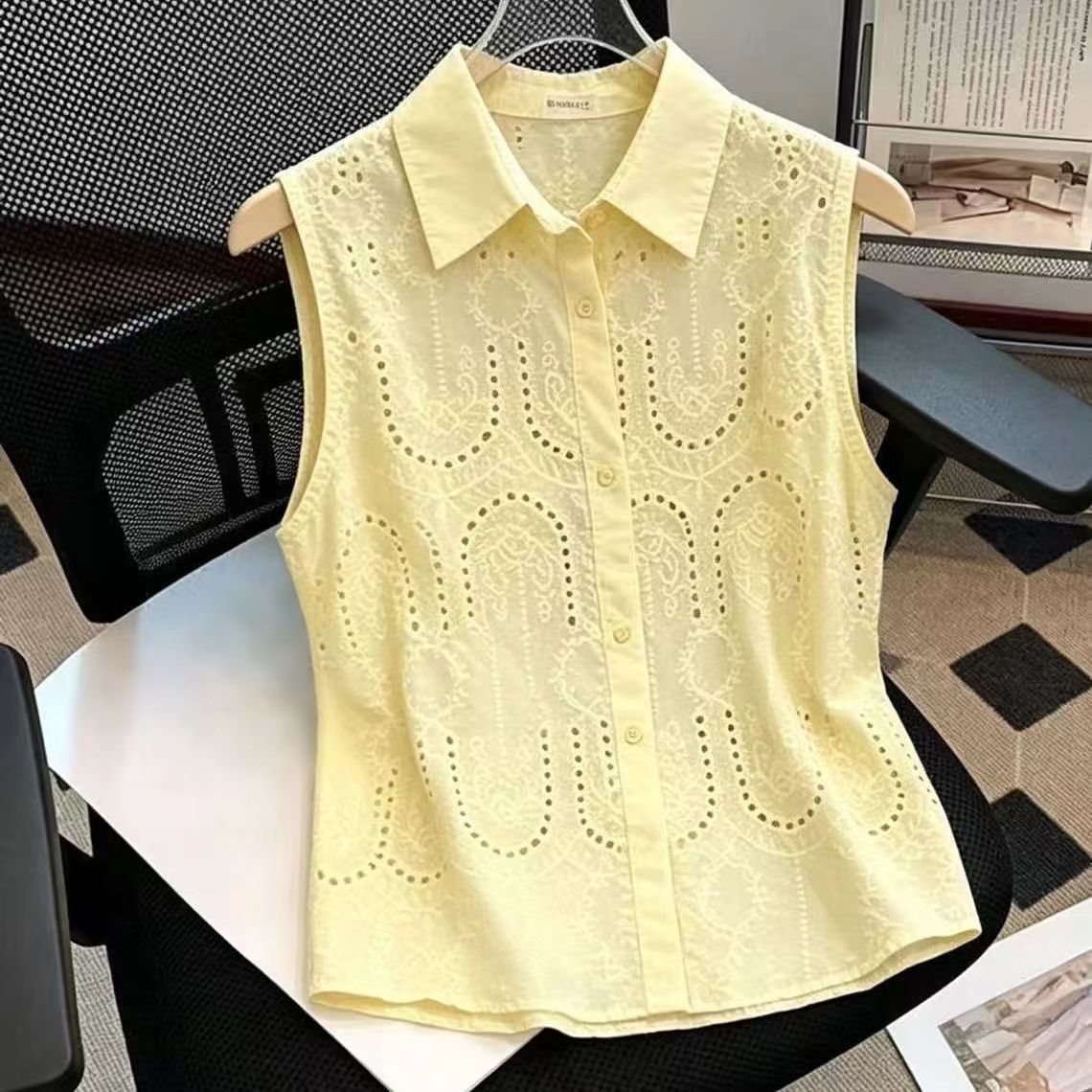 Summer Clothing Trends For Women - 甘いノースリーブソリッドネックボタンオールマッチブラウス夏のシンプルさレース気質シャツオフィストレンド女性服