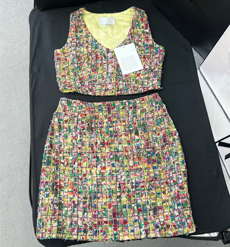 Summer Clothing In Winter - カスタマイズ可能なヨーロッパ女性向け2026年冬新作服 カラフルなニットのノースリーブタンクトップとスカートのセット